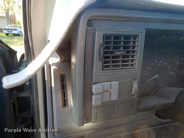 image for item FU9707 1993 Chevrolet Suburban C2500 SUV