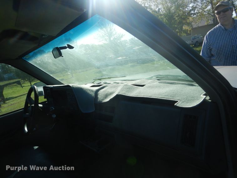 image for item FU9707 1993 Chevrolet Suburban C2500 SUV