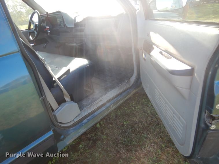 image for item FU9707 1993 Chevrolet Suburban C2500 SUV