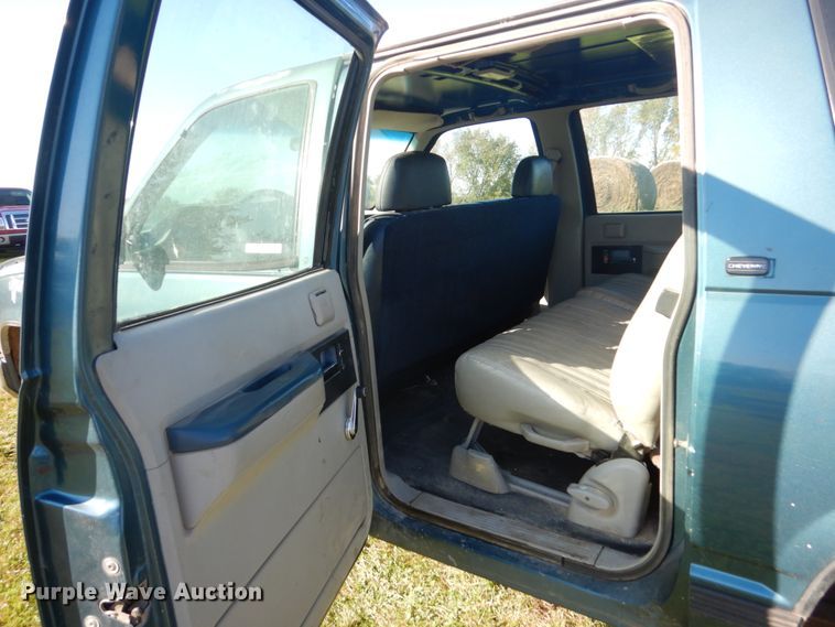 image for item FU9707 1993 Chevrolet Suburban C2500 SUV