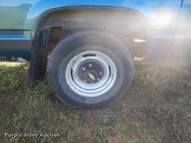 image for item FU9707 1993 Chevrolet Suburban C2500 SUV