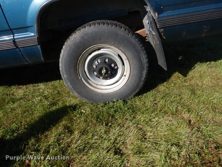 image for item FU9707 1993 Chevrolet Suburban C2500 SUV