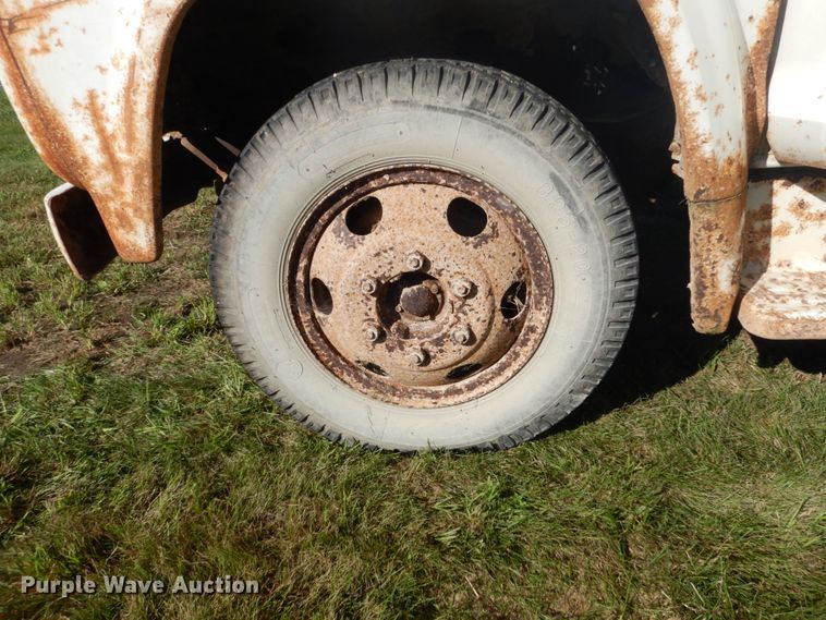 image for item FU9708 1973 Ford F600 grain truck