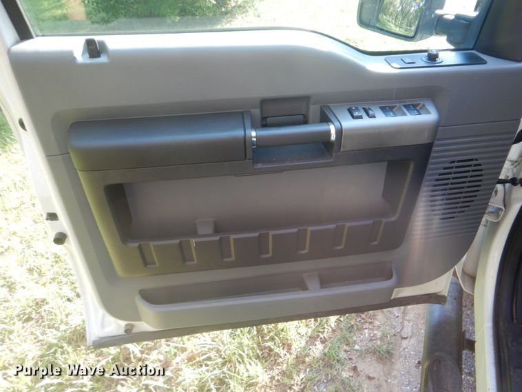 image for item GC9502 2011 Ford F250 Super Duty Crew Cab pickup truck