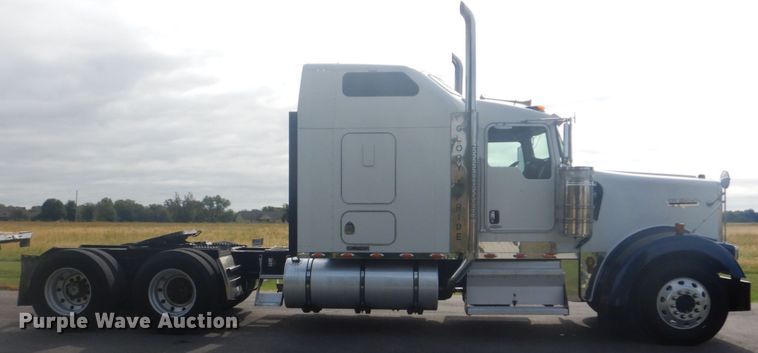 image for item GC9566 2003 Kenworth W900 semi truck