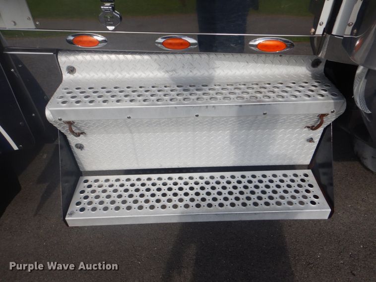 image for item GC9566 2003 Kenworth W900 semi truck