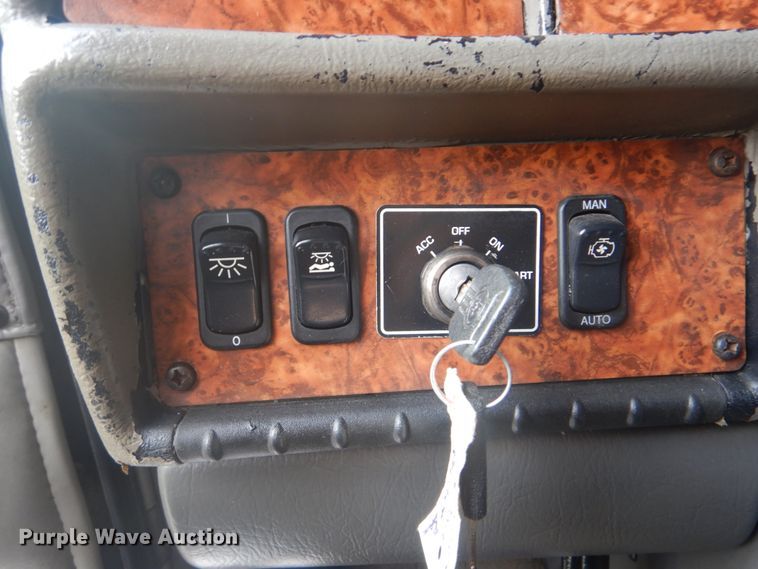 image for item GC9566 2003 Kenworth W900 semi truck