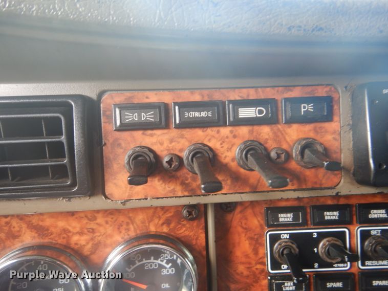 image for item GC9566 2003 Kenworth W900 semi truck