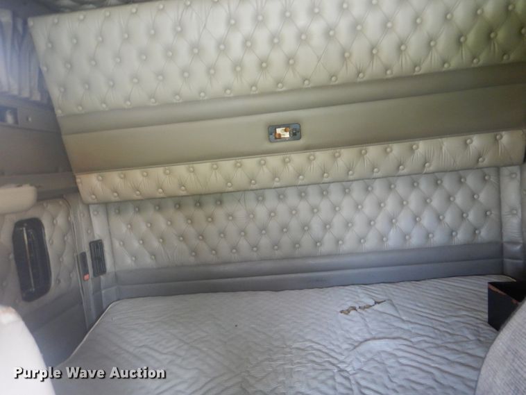 image for item GC9566 2003 Kenworth W900 semi truck