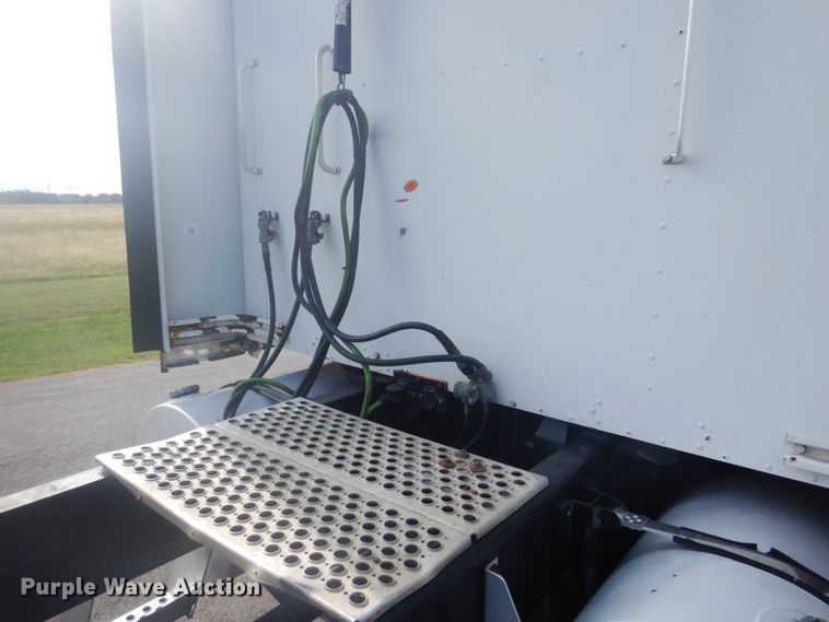 image for item GC9566 2003 Kenworth W900 semi truck