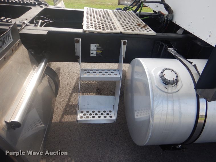 image for item GC9566 2003 Kenworth W900 semi truck