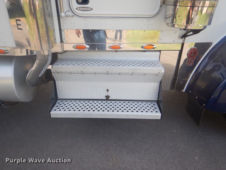 image for item GC9566 2003 Kenworth W900 semi truck