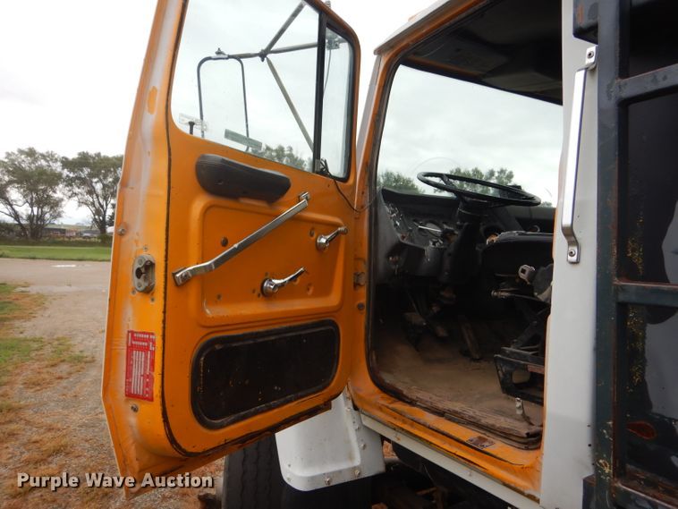 image for item GH9633 1986 Ford 8000 dump truck