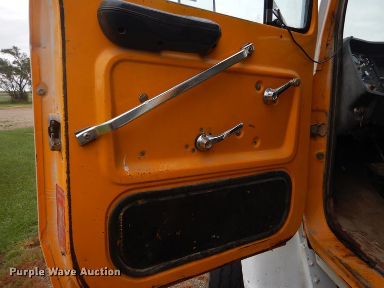 image for item GH9633 1986 Ford 8000 dump truck