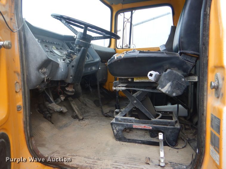 image for item GH9633 1986 Ford 8000 dump truck