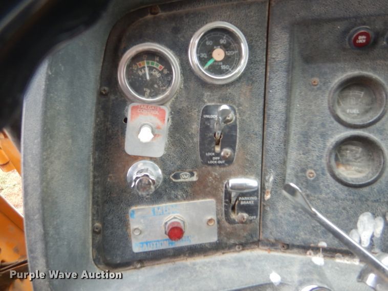 image for item GH9633 1986 Ford 8000 dump truck