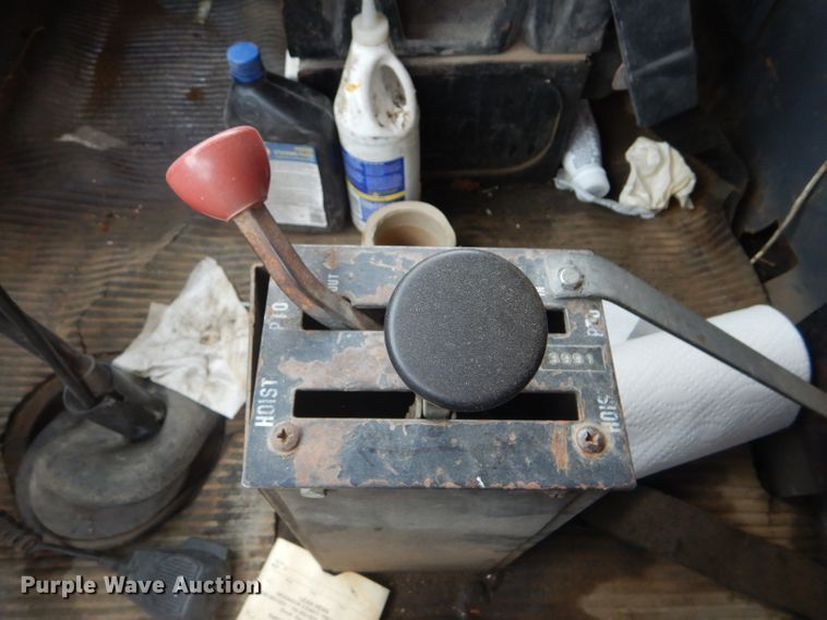 image for item GH9633 1986 Ford 8000 dump truck