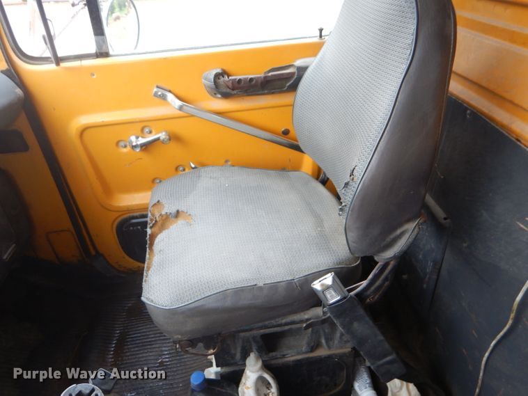 image for item GH9633 1986 Ford 8000 dump truck