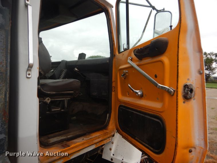 image for item GH9633 1986 Ford 8000 dump truck