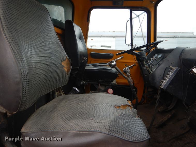 image for item GH9633 1986 Ford 8000 dump truck