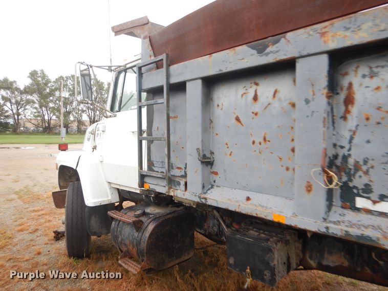 image for item GH9633 1986 Ford 8000 dump truck