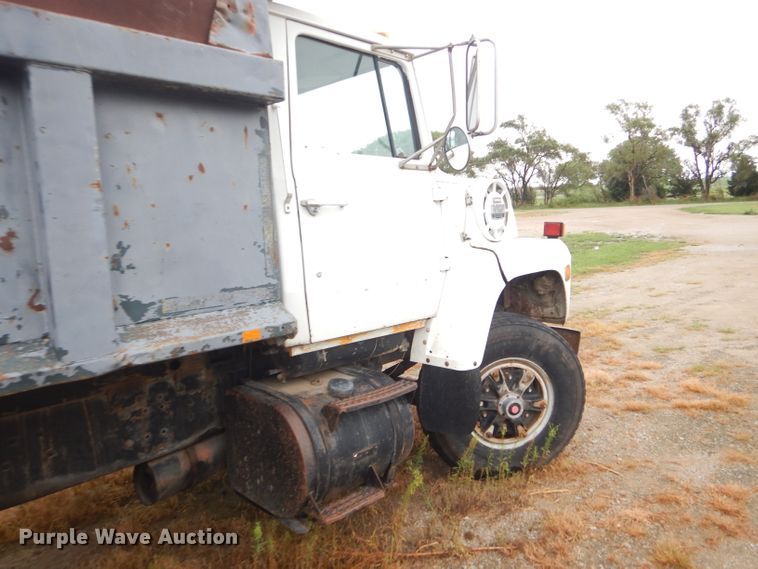 image for item GH9633 1986 Ford 8000 dump truck