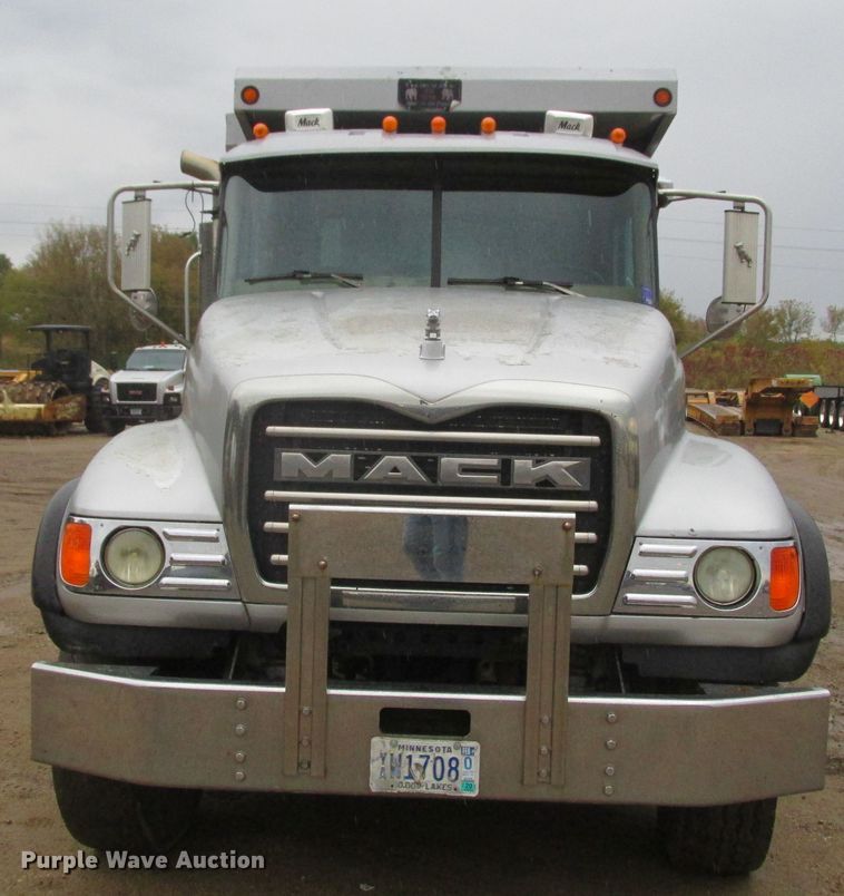 image for item DA8332 2004 Mack Granite dump truck