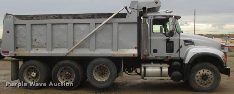 image for item DA8332 2004 Mack Granite dump truck