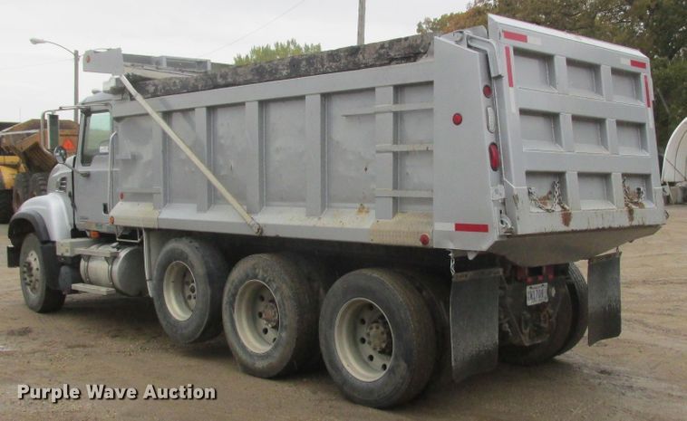 image for item DA8332 2004 Mack Granite dump truck