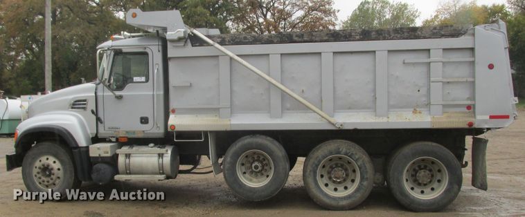 image for item DA8332 2004 Mack Granite dump truck