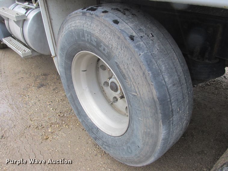 image for item DA8332 2004 Mack Granite dump truck