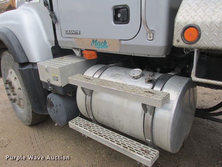 image for item DA8332 2004 Mack Granite dump truck