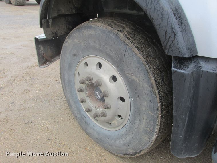 image for item DA8332 2004 Mack Granite dump truck