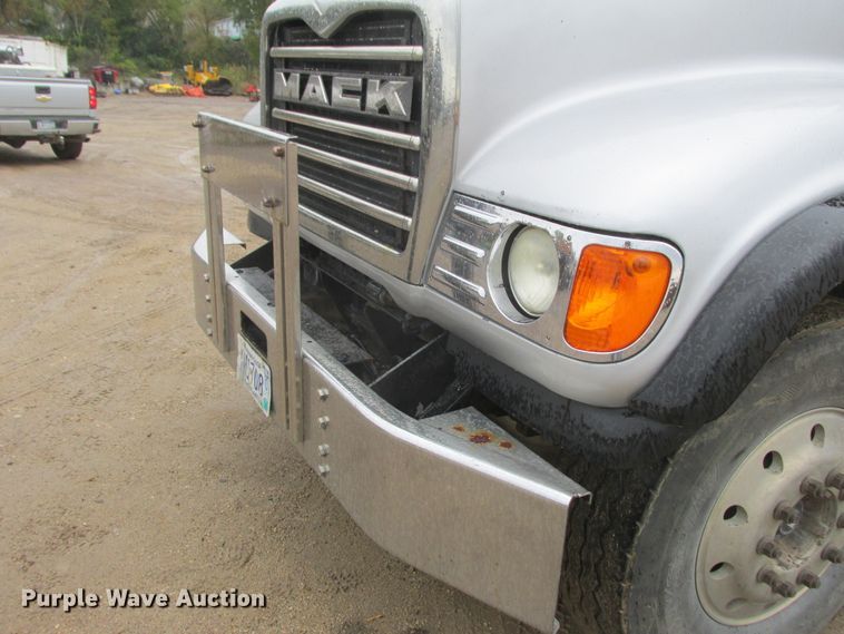 image for item DA8332 2004 Mack Granite dump truck