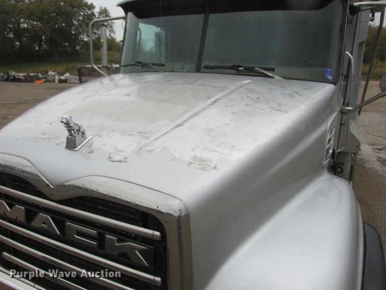 image for item DA8332 2004 Mack Granite dump truck