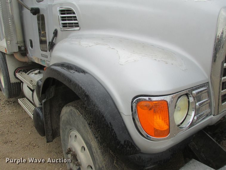 image for item DA8332 2004 Mack Granite dump truck