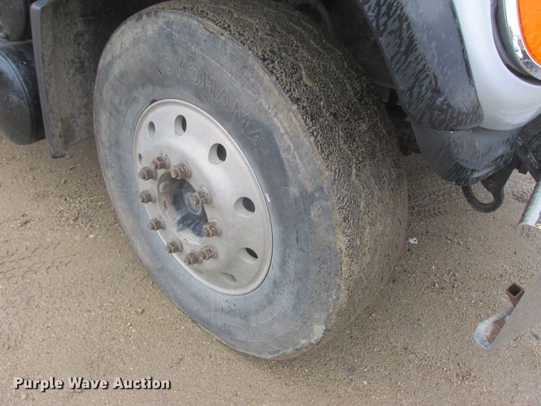 image for item DA8332 2004 Mack Granite dump truck