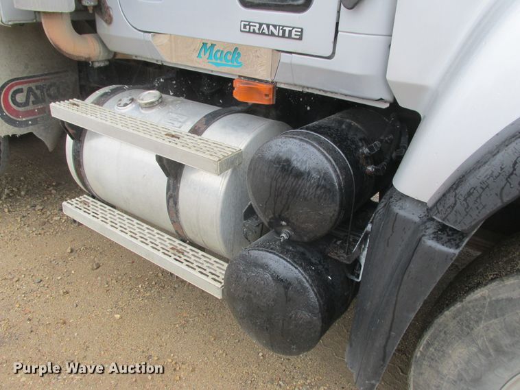 image for item DA8332 2004 Mack Granite dump truck