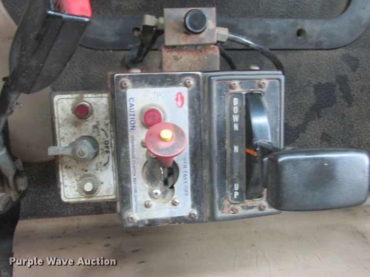 image for item DA8332 2004 Mack Granite dump truck