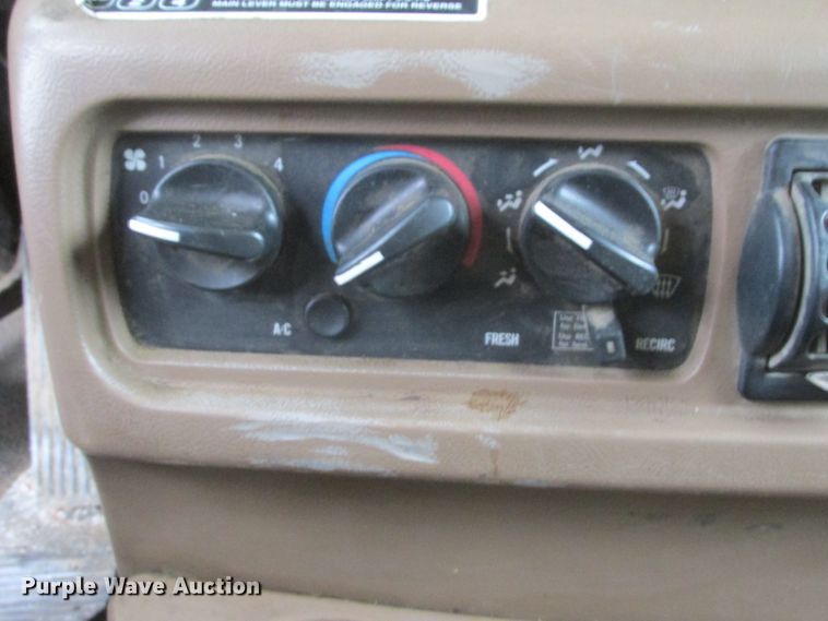 image for item DA8332 2004 Mack Granite dump truck