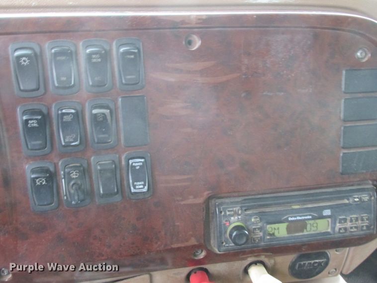 image for item DA8332 2004 Mack Granite dump truck