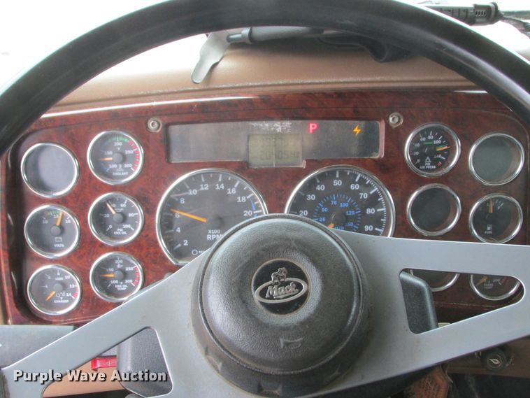 image for item DA8332 2004 Mack Granite dump truck