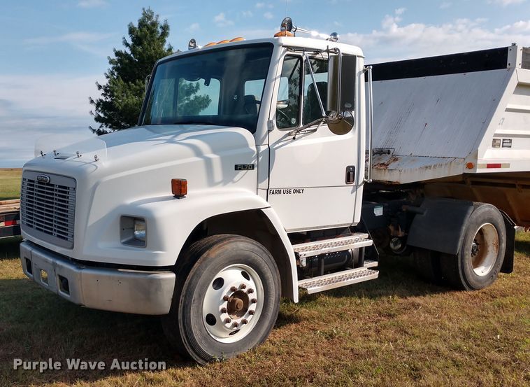 image for item DD7113 2001 Freightliner FL70 semi truck
