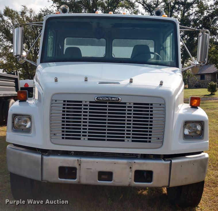 image for item DD7113 2001 Freightliner FL70 semi truck