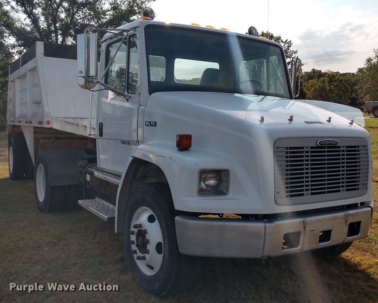 image for item DD7113 2001 Freightliner FL70 semi truck
