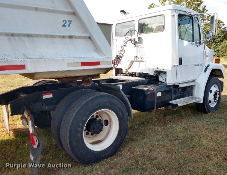 image for item DD7113 2001 Freightliner FL70 semi truck