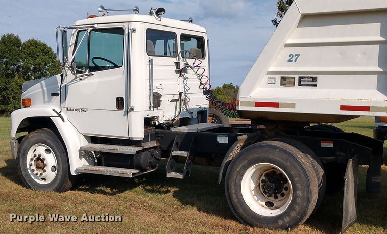 image for item DD7113 2001 Freightliner FL70 semi truck