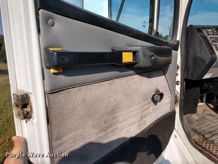 image for item DD7113 2001 Freightliner FL70 semi truck