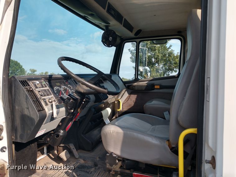 image for item DD7113 2001 Freightliner FL70 semi truck