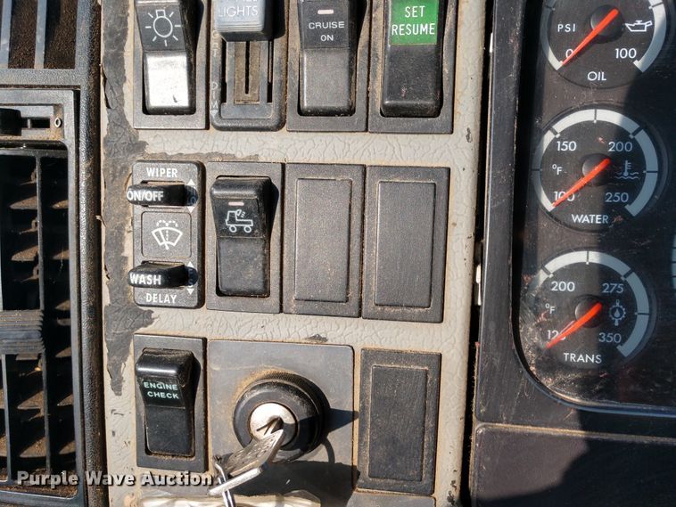 image for item DD7113 2001 Freightliner FL70 semi truck